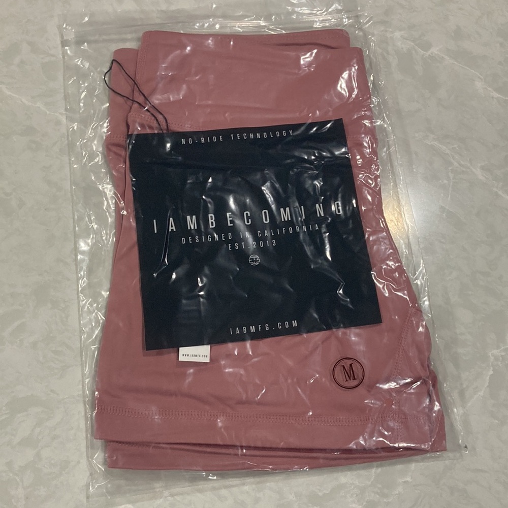 I Am Becoming - IAB 3-INCH NO-RIDE ROSE
Medium
New with tags - Picture 7 of 12